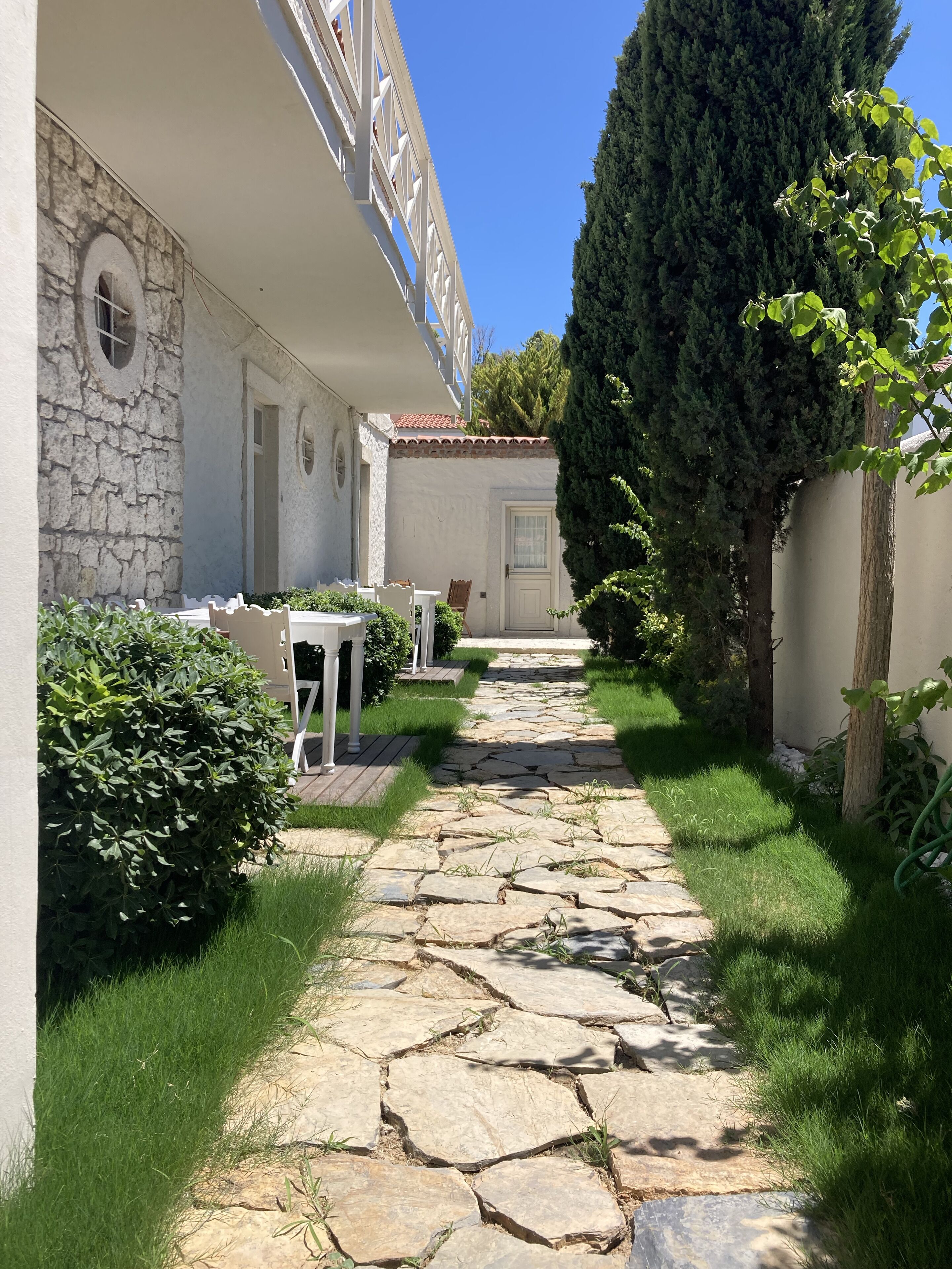 Palma Alacati bahce ve havuz alani